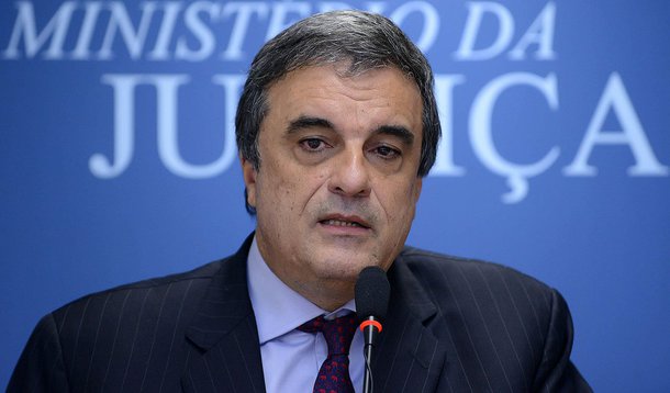 Ministro da Justiça desde o início do governo Dilma Rousseff, José Eduardo Cardozo vai continuar no comando do ministério no segundo mandato Dilma; a Secretaria de Imprensa da Presidência da República divulgou nota confirmando oficialmente o nome de Cardozo; Advogado, professor universitário e procurador licenciado do município de São Paulo, Cardozo foi vereador da cidade de São Paulo por três mandatos, quando se destacou na presidência de comissões parlamentares de inquérito (CPIs), como a da Máfia dos Fiscais