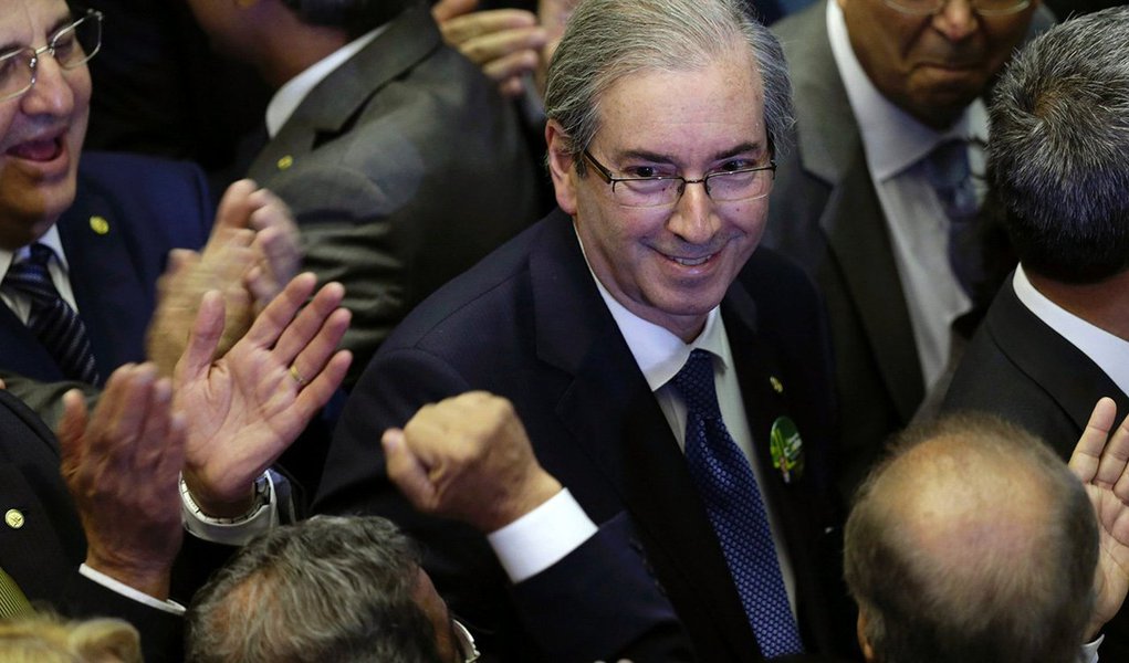 Mudança proposta pelo presidente da Câmara, Eduardo Cunha (PMDB), para que possa se reeleger ao final do atual mandato, em 2017, beneficiaria também o presidente do Senado, Renan Calheiros; a PEC com esse objetivo foi derrotada por escassos cinco votos em 2004
