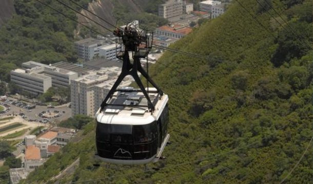 Primeiro teleférico do Brasil (terceiro do mundo), o bondinho do Pão de Açúcar completa 102 anos de atividade nesta segunda-feira (27); para comemorar a data, a Companhia Caminho Aéreo Pão de Açúcar, empresa que administra o complexo - no bairro da Urca, no Rio de Janeiro - distribui 2 mil pedaços de bolo para os visitantes; segundo a companhia, a média diária de visitantes do bondinho, atualmente, é 4 mil pessoas na baixa temporada e 8 mil na alta temporada, assim considerada a época que vai de dezembro a fevereiro, bem como nos grandes eventos na cidade
