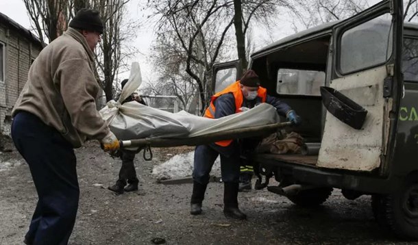 Treze soldados ucranianos e pelo menos um número similar de civis foram mortos nas últimas 24 horas no leste da Ucrânia, disseram autoridades de Kiev, depois do colapso das negociações de paz ter reduzido as esperanças de um cessar-fogo; o número de mortes de civis e militares aumentou nas últimas duas semanas, após uma nova ofensiva lançada pelos rebeldes; a esperança de que situação pudesse melhorar evaporou no sábado, quando representantes da Ucrânia e dos separatistas se acusaram de sabotar as negociações