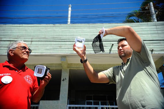 A Fiocruz começou a testar uma forma inovadora de combater a dengue na capital; mosquitos modificados em laboratório foram liberados nesta manhã no bairro de Tubiacanga, na Ilha do Governador, zona norte, onde moram 3 mil pessoas; serão liberados aproximadamente dez mil Aedes aegypti infectados com a bactéria Wolbachia, encontrada no meio ambiente e capaz de impedir a transmissão da dengue pelo mosquito