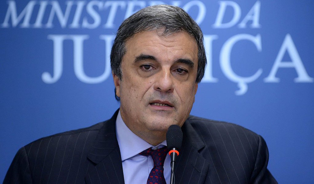 Ministro da Justiça desde o início do governo Dilma Rousseff, José Eduardo Cardozo vai continuar no comando do ministério no segundo mandato Dilma; a Secretaria de Imprensa da Presidência da República divulgou nota confirmando oficialmente o nome de Cardozo; Advogado, professor universitário e procurador licenciado do município de São Paulo, Cardozo foi vereador da cidade de São Paulo por três mandatos, quando se destacou na presidência de comissões parlamentares de inquérito (CPIs), como a da Máfia dos Fiscais