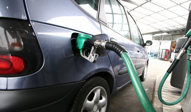 Sindcombustíveis-MA emitiu nota de repúdio contra decisão judicial inédita que obriga postos de combustíveis no Maranhão a baixar os preços da gasolina; de acordo com a nota, está sendo feita uma "campanha difamatória" por órgãos oficiais e pela imprensa contra os donos de postos de combustíveis em São Luís; o reajuste proposto pelo governo federal foi de R$ 0,22/litro para a gasolina e R$ 0,15 para o óleo diesel, mas, de acordo com a Justiça, postos da capital foram flagrados com preços reajustados em até R$ 0,50