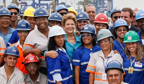 A presidente Dilma Rousseff voltou a afirmar nesta quinta-feira, 12, que manifestações contrárias ao seu governo fazem da democracia e devem ser recebidas com "absoluta tranquilidade"; "Manifestação, no Brasil, a gente tem que olhar com absoluta tranquilidade. Todas as pessoas têm direito de se manifestar e criticar quem quer que seja", declarou a presidente, durante participação na inauguração de um terminal portuário no Rio de Janeiro; Dilma, entretanto, condenou eventuais atos violentos em protestos, que já fizeram vítimas como o cinegrafista da Band Santiago Andrade, em 2013; "Só [há] uma coisa que nenhum de nós pode aceitar, é que isso se transforme em violência contra pessoas ou contra o patrimônio público ou privado", completou