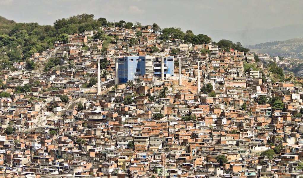 Henrique Soares, do portal G1, foi agredido nesta segunda (10), por volta do meio-dia, quando fazia matéria sobre questões habitacionais, no Complexo do Alemão, zona norte do Rio; o jornalista estava no interior de uma antiga fábrica, onde existe uma ocupação, quando foi alertado por uma das lideranças comunitárias que em breve haveria uma operação policial e que era melhor o repórter não ficar no local; Henrique foi rendido por dois homens, que o levaram para dentro do galpão, onde foi agredido a coronhadas e teve o celular e um relógio roubados