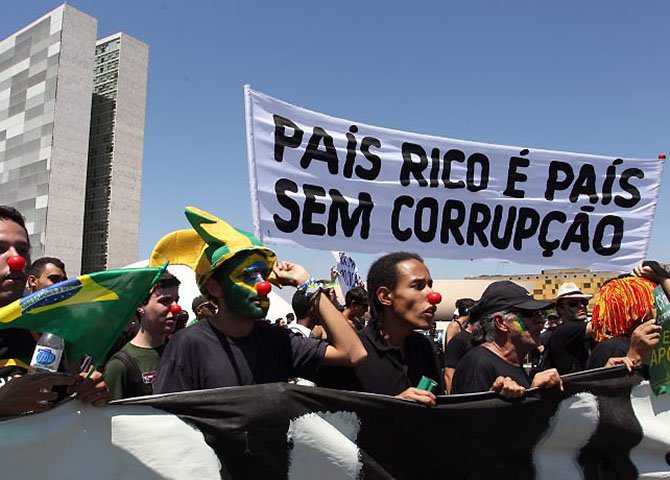 "Corrupção" é a ponte para o "direito" à homofobia, racismo, machismo, apartheid amplo, geral e irrestrito de pretos e pobres que desejam. Verônica é o governo e o PT