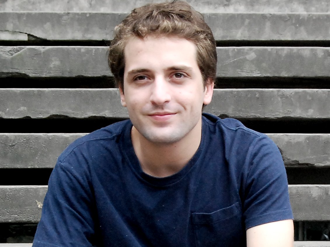 "O que há hoje é uma histeria coletiva. Famosa indignação coletiva. Ficam anos sem se manifestar, sem participar de nada. Não participam da vida do Legislativo, não sabem o que é reforma política e de repente ficam indignados, como se a corrupção tivesse sido inventada ontem. É uma luta idiota essa pelo fim da corrupção", diz Gregório Duvivier, um dos integrantes do Porta dos Fundos; ele aponta um viés golpista nas manifestações e diz que a presidente Dilma deve, sim, ser criticada, mas pela esquerda