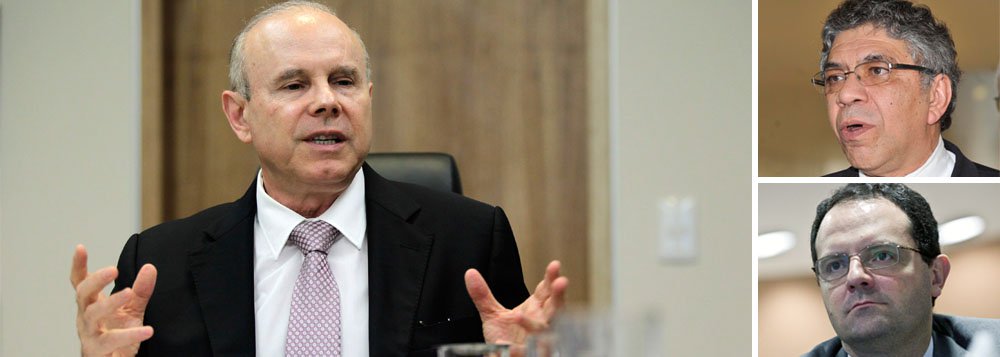 Após presidente Dilma Rousseff sinalizar a saída do ministro Guido Mantega em caso de reeleição, Otaviano Canuto, secretário de Assuntos Internacionais da Fazenda no governo Lula e há 11 anos no Banco Mundial; e Nelson Barbosa, ex-secretário-executivo da pasta, são apontados como favoritos para a vaga 