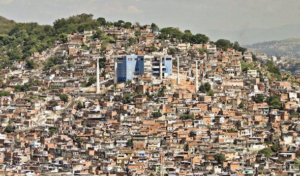 Henrique Soares, do portal G1, foi agredido nesta segunda (10), por volta do meio-dia, quando fazia matéria sobre questões habitacionais, no Complexo do Alemão, zona norte do Rio; o jornalista estava no interior de uma antiga fábrica, onde existe uma ocupação, quando foi alertado por uma das lideranças comunitárias que em breve haveria uma operação policial e que era melhor o repórter não ficar no local; Henrique foi rendido por dois homens, que o levaram para dentro do galpão, onde foi agredido a coronhadas e teve o celular e um relógio roubados