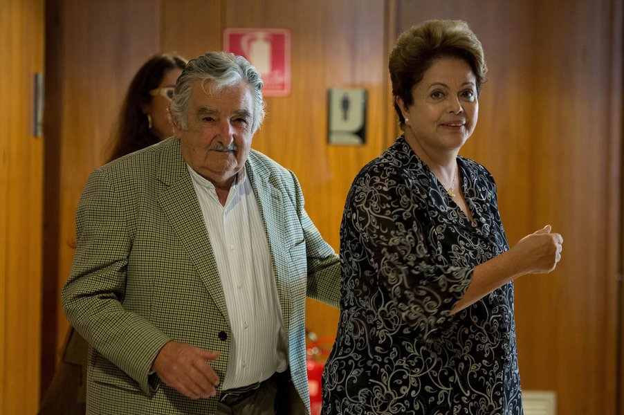 Presidente do Uruguai diz, após reunião com a presidente Dilma em Brasília, para que jornalistas "não se preocupem" com seu Fusca 1987, que recebeu uma oferta de US$ 1 milhão de um xeque árabe; "Não se preocupem com o Fusca. Ferros têm preço. O que não tem preço é a vida", afirmou, sem responder se vai ou não vender o carro