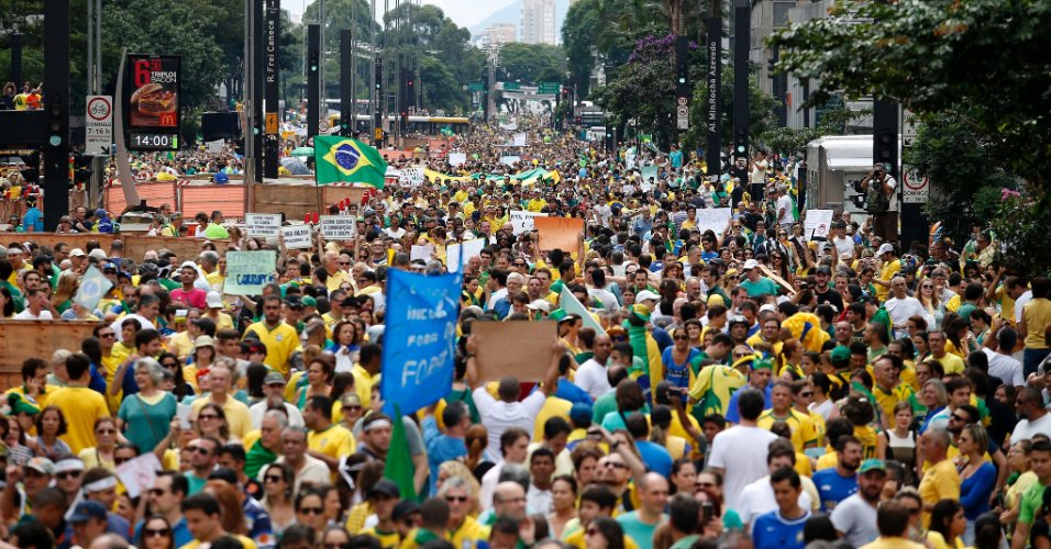 O direito de as pessoas dizerem o que pensam também é meu, e exerço-o para repudiar quem sustentou, no dia 15, um cartaz com a aberração "basta de Paulo Freire"