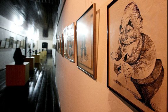 A direção do Museu José Sarney decidiu fechar as portas, após o governo do Maranhão demitir os funcionários comissionados da Fundação da Memória Republicana Brasileira, entidade pública que administra o acervo do senador José Sarney (PMDB); em nota, a assessoria do governo Flávio Dino (PC do B) diz que as demissões foram feitas após uma falha do comando da FMRB; apesar das demissões, o governo Dino nega que vá fechar definitivamente a FMRB, embora ainda não saiba o que vai fazer com a instituição