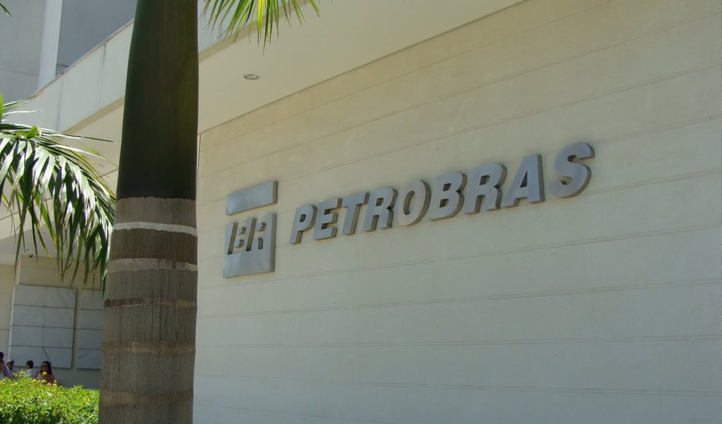 O movimento Aliança pelo Brasil e pela Soberania Nacional foi lançado nesta quarta (25) por um grupo de entidades, na sede do Clube de Engenharia, no Rio de Janeiro; um dos presidentes das entidades, Francis Bogossian, disse que a ideia é defender a Petrobras, sem no entanto esquecer as investigações sobre os casos de corrupção na estatal e as punições necessárias; “Não tem crime que possa penalizar o filho por um erro cometido pelo pai. Se tem erros na Petrobras, que esses erros sejam apurados, como estão sendo, e comprovados, que os culpados sejam punidos". Não se pode atrapalhar, porém, o desenvolvimento da Petrobras, a maior empresa do Brasil, disse