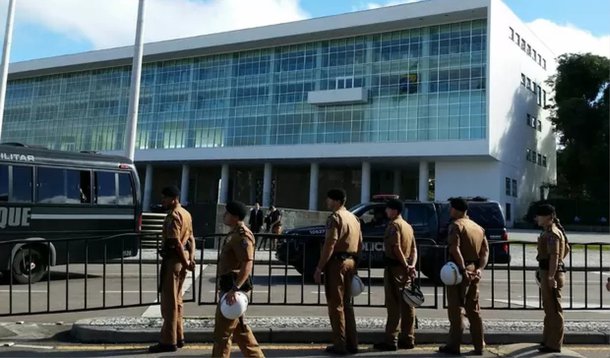 Legislativo estadual foi cercado, pois, de acordo com o juiz Eduardo Lourenço Bana, a decisão foi tomada diante da demonstração do APP-Sindicato de "inviabilizar a votação de projeto de lei contrário aos seus interesses, o qual pretende organizar novo cerco à Assembleia Legislativa"; declaração do magistrado foi justificativa para conceder um mandato proibitírio a pedido da presidência do Legislativo um mandado proibitório; no caso de descumprimento da determinação, a multa diária ao sindicato é de R$ 100 mil