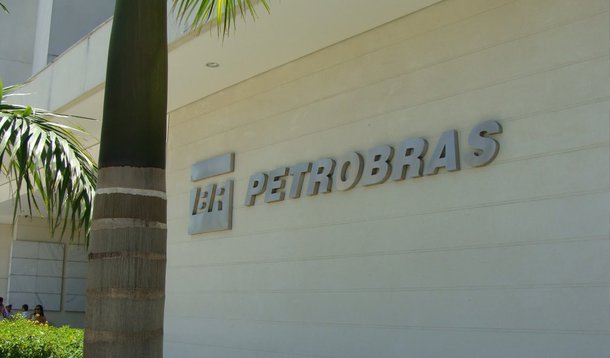 O movimento Aliança pelo Brasil e pela Soberania Nacional foi lançado nesta quarta (25) por um grupo de entidades, na sede do Clube de Engenharia, no Rio de Janeiro; um dos presidentes das entidades, Francis Bogossian, disse que a ideia é defender a Petrobras, sem no entanto esquecer as investigações sobre os casos de corrupção na estatal e as punições necessárias; “Não tem crime que possa penalizar o filho por um erro cometido pelo pai. Se tem erros na Petrobras, que esses erros sejam apurados, como estão sendo, e comprovados, que os culpados sejam punidos". Não se pode atrapalhar, porém, o desenvolvimento da Petrobras, a maior empresa do Brasil, disse