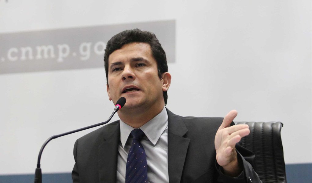 Três executivos presos na última semana em nova fase da operação Lava Jato devem ficar em liberdade nas próximas horas, por decisão do juiz federal Sergio Moro; “Esgotadas as diligências de busca e apreensão e colheita de depoimentos, não há mais necessidade da prisão temporária”, concluiu o juiz nesta segunda (9); as medidas cautelares venceriam ainda nesta segunda para Gilson João Pereira, sócio e presidente da catarinense Arxo, e Sérgio Ambrósio Maçaneiro, um dos diretores da empresa; o prazo se encerraria amanhã para João Gualberto Pereira