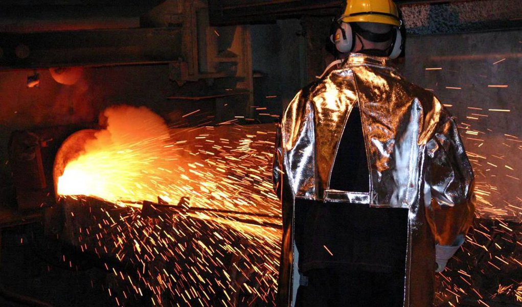 A produção industrial cresceu em oito dos 14 locais pesquisados pelo Instituto Brasileiro de Geografia e Estatística (IBGE) na passagem de janeiro para fevereiro deste ano, apesar da queda de 0,9% na média nacional