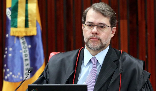Ministro do STF, que atualmente responde pela Presidência do TSE, argumenta que a cidadania e o voto não são exercidos por empresas, mas por cidadãos; em artigo publicado neste domingo, o coordenador geral das eleições advoga uma ampla reforma no sistema eleitoral que inclua o fim das coligações para o pleito proporcional, cláusula de barreira e redução do tempo de campanha e da propaganda gratuita no rádio e na TV; para ele, os resultados das eleições para a Câmara dos Deputados, onde 28 partidos obtiveram assentos, são preocupantes: "Revelam séria fragmentação política e desfavorecem a governabilidade"