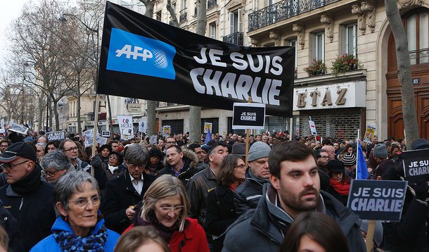 Francês Joachim Roncin também não conhecia vítimas; mensagem é usada no mundo todo em protesto ao atentado na redação do Charlie Hebdo, que matou 12 pessoas;"Foi um jeito de representar o que estava sentindo. As redes sociais criaram essa comoção. Acho excelente que as pessoas tenham entendido o que eu quis dizer"; jornalista denuncia tentativa de lucrar com slogan 