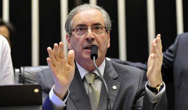 Presidente da Câmara, Eduardo Cunha (PMDB-RJ), foi enfático nesta quarta-feira, 11, ao rechaçar a possibilidade de impeachment da presidente Dilma Rousseff, defendida abertamente pela oposição no Congresso e por seus representantes na grande mídia; "Não vejo espaço para isso [pedido de impeachment da presidente]. Não concordo com esse tipo de discussão e não terá meu apoiamento", afirmou; tido como desafeto da presidente, Cunha reconheceu: "Existe uma diferença muito grande entre você ter qualquer tipo de divergência ou forma como atuar com independência. Mas o governo que aí está legitimamente eleito"