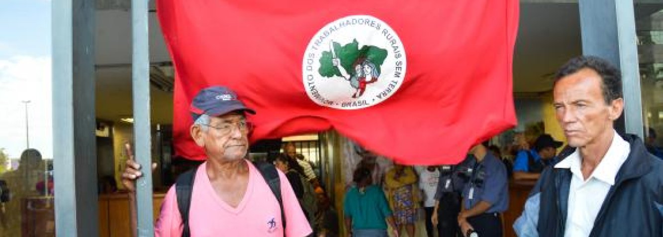 Integrantes do MST, da regional do Distrito Federal, ocuparam a sede do Instituto Nacional de Colonização e Reforma Agrária (Incra), em Brasília; o grupo impedindo a entrada dos funcionários nesse período; pelo menos 2 mil pessoas que trabalham no prédio, onde também funciona o Ministério do Desenvolvimento Agrário, não puderam entrar; o movimento reivindica o reconhecimento das áreas destinadas à reforma agrária no Distrito Federal