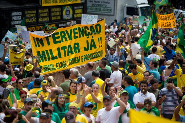 O que me estarreceu e me deixou um tanto sufocado e abatido pelo desalento, e com uma náusea que não passa, o que me deixou de  estômago embrulhado mesmo foi constatar quanta gente neurótica, ignorante e baixo-astral existe neste país