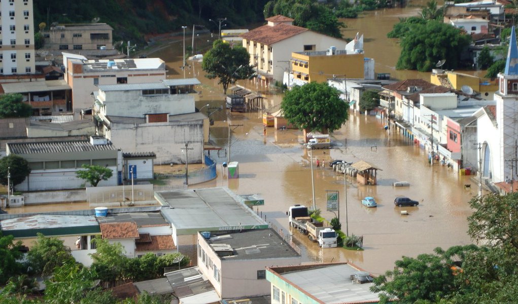 A Prefeitura do Rio lançou o Projeto Rio Resiliente, que tem como objetivo aumentar a capacidade do município de se recuperar de catástrofes provocadas pelas mudanças climáticas e diminuir os impactos aos moradores; o Rio de Janeiro é a primeira cidade do hemisfério Sul a lançar o programa e já integra do bloco das '100 Resilient Cities', idealizado pela fundação americana Rockfeller