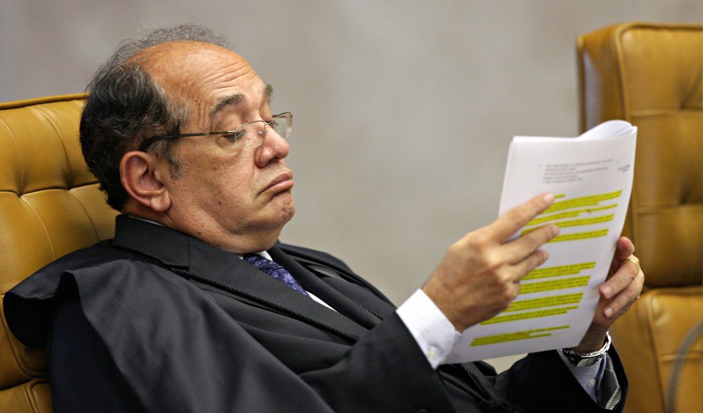 Mesmo após o Ministério Público Eleitoral questionar a relatoria de Gilmar Mendes no processo de contas da campanha de Dilma Rousseff, o ministro despachou pela primeira vez no caso nesta segunda (17); justificando a ''exiguidade'' dos prazos para analisar a prestação de contas, ele solicitou à unidade técnica do TSE informações sobre as contas de Dilma e do comitê financeiro presidencial do PT; para o MPE, processo teria que ser distribuído para outro ministro da mesma classe (a dos advogados) de Henrique Neves, que estava responsável pelas contas, e não para a de Mendes (ministros do STF)