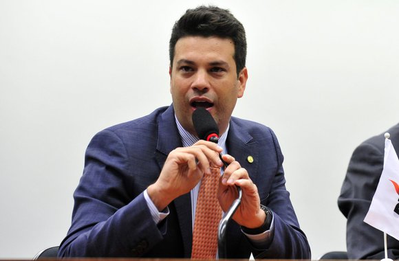 Deputado foi escolhido nesta manhã por 34 colegas de bancada, derrotando o concorrente Lucio Vieira Lima (BA), que obteve 33 votos; Leonardo Picciani (RJ) disse que seu compromisso é com a unidade do partido e a possibilidade de a legenda exercer um protagonismo maior no País; sua linha de atuação será a de ouvir e respeitar a posição da bancada; ele substitui, na liderança, Eduardo Cunha (RJ), novo presidente da Câmara