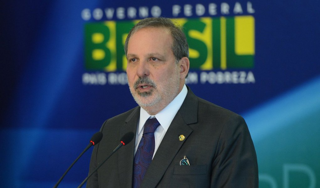 O ministro do Desenvolvimento, Indústria e Comércio Exterior, Armando Monteiro, se reuniu hoje (26) com integrantes da Associação Nacional dos Fabricantes de Veículos Automotores (Anfavea); Monteiro disse que as exportações são foco para que o setor tenha espaço para crescer; “O setor considera que as exportações representaram um canal muito importante para manter o nível de atividade nos próximos anos”, disse