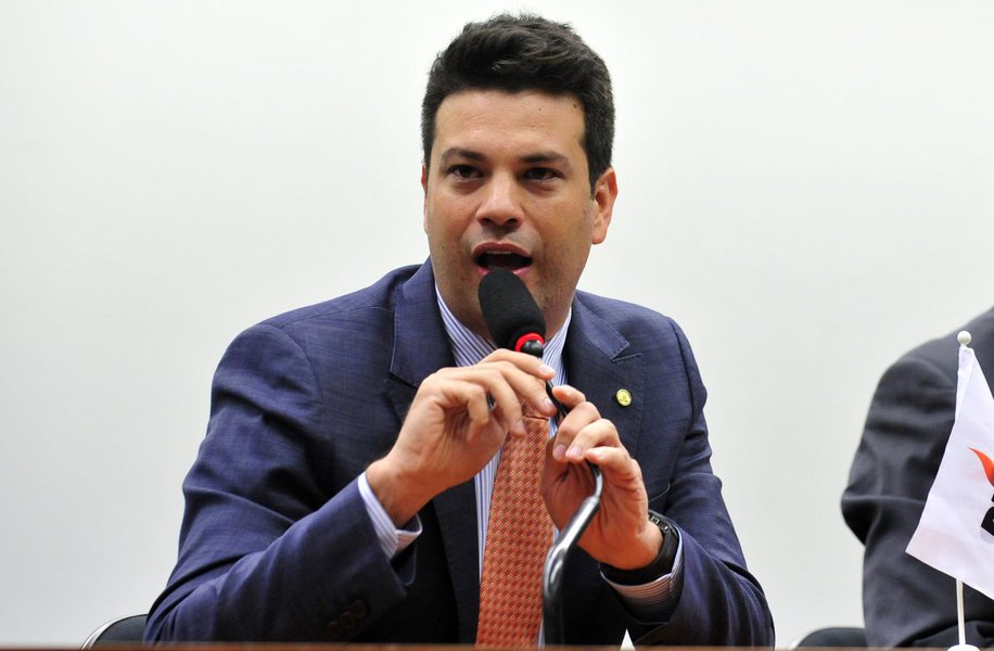 Deputado foi escolhido nesta manhã por 34 colegas de bancada, derrotando o concorrente Lucio Vieira Lima (BA), que obteve 33 votos; Leonardo Picciani (RJ) disse que seu compromisso é com a unidade do partido e a possibilidade de a legenda exercer um protagonismo maior no País; sua linha de atuação será a de ouvir e respeitar a posição da bancada; ele substitui, na liderança, Eduardo Cunha (RJ), novo presidente da Câmara