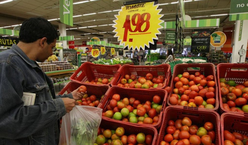 Em 12 meses, a inflação oficial atingiu o maior nível em quase três anos, acumulando 6,75%, e se afasta ainda mais do teto da meta do governo, impulsionada pelos preços de alimentos às vésperas da realização do acirrado segundo turno da eleição presidencial; meta do governo é de 4,5%, com tolerância de dois pontos para cima; em agosto, o Índice Nacional de Preços ao Consumidor Amplo (IPCA) subiu 0,57%