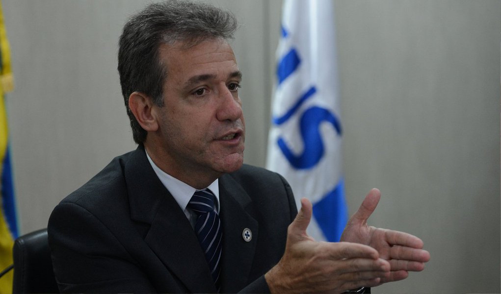  O ministro da Saúde, Arthur Chioro, afirmou nesta segunda (13) que os contratos de publicidade do ministério investigados na operação Lava Jato foram de fato cumpridos, e que eventuais desvios ocorreram em repasses entre entes privados; ele disse que todos os serviços contratados foram prestados de forma adequada; segundo o ministro da Saúde, não há registros de pagamentos feitos pelo ministério às companhias de André e Leon Vargas; Chioro negou que a pasta tenha omitido um encontro de seu antecessor, Alexandre Padilha, com André Vargas e o doleiro Alberto Yousseff para tratar da contratação do Labogen