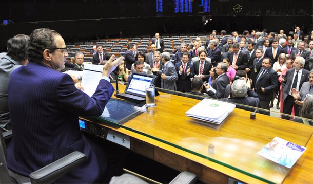 A Câmara dos Deputados deverá aprovar nesta terça (16) projeto de decreto legislativo reajustando os salários de parlamentares, ministros, presidente e vice-presidente da República para R$ 33,7 mil ou R$ 35,9 mil por mês, a partir de 1º de fevereiro do ano que vem; o presidente da Câmara,Henrique Eduardo Alves (PMDB-RN), firmou entendimento com o chefe da Casa Civil da Presidência da República, Aloizio Mercadante, de que o reajuste deveria ser a reposição do IPCA dos últimos quatro anos