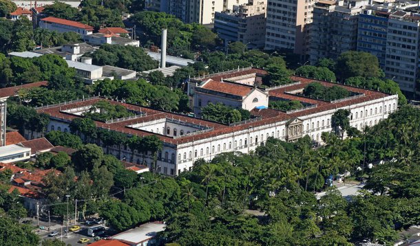Uma tentativa de assalto nas proximidades do campus da Praia Vermelha da Universidade Federal do Rio de Janeiro (UFRJ), em Botafogo, Zona Sul do Rio, resultou na morte do estudante de Biologia Alex Schomaquer, de 23 anos; ele saía da escola de Comunicação quando foi abordado por criminosos; Alex teria reagido e acabou baleado.