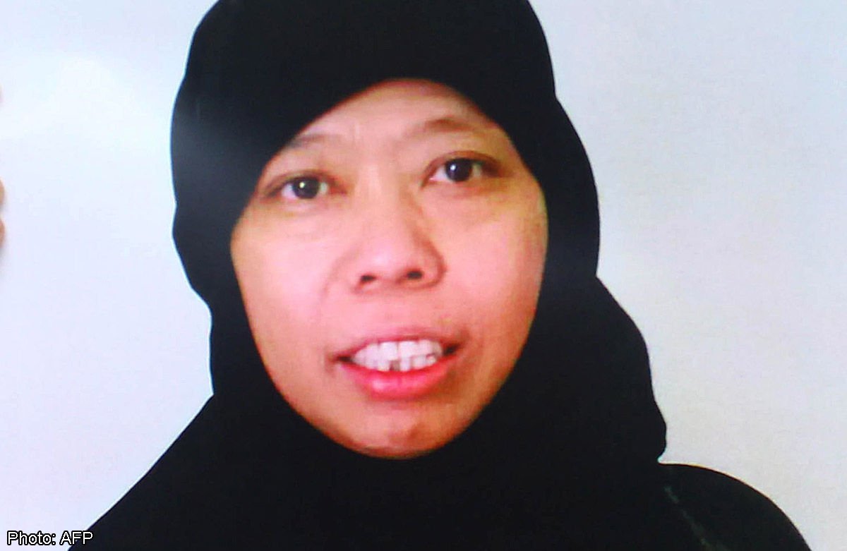 Governo da Indonésia empenha esforços para evitar que a Arábia Saudita execute a indonésia Satinah Binti Jumadi Ahmad, que está no corredor da morte daquele país desde 2010, pela morte e roubo de seu empregador; família da mulher reforçou o pedido com o pagamento, à família da vítima, de uma “dívida de sangue”, legalmente reconhecida no país, equivalente a US$ 1,9 milhão, no fim de 2014, o que pode levar a Arábia Saudida a aceitar o pedido do governo indonésio