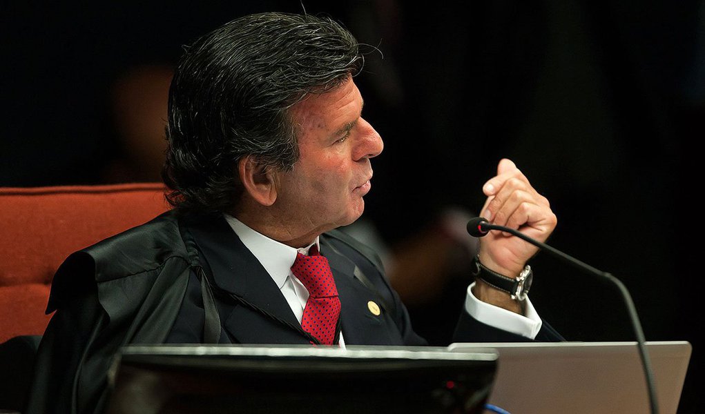 Ministro Luiz Fux descartou acusações em “delação premiada” do ex-diretor da divisão de transporte da Siemens, Everton Rheinheimer, que declarou que agentes públicos recebiam propinas de multinacionais; relatório aponta que, ‘apesar da citação, não havia menção direta aos parlamentares do PSDB e do DEM’; leia mais na análise de Luiz Orlando Carneiro, divulgada pelo Tijolaço