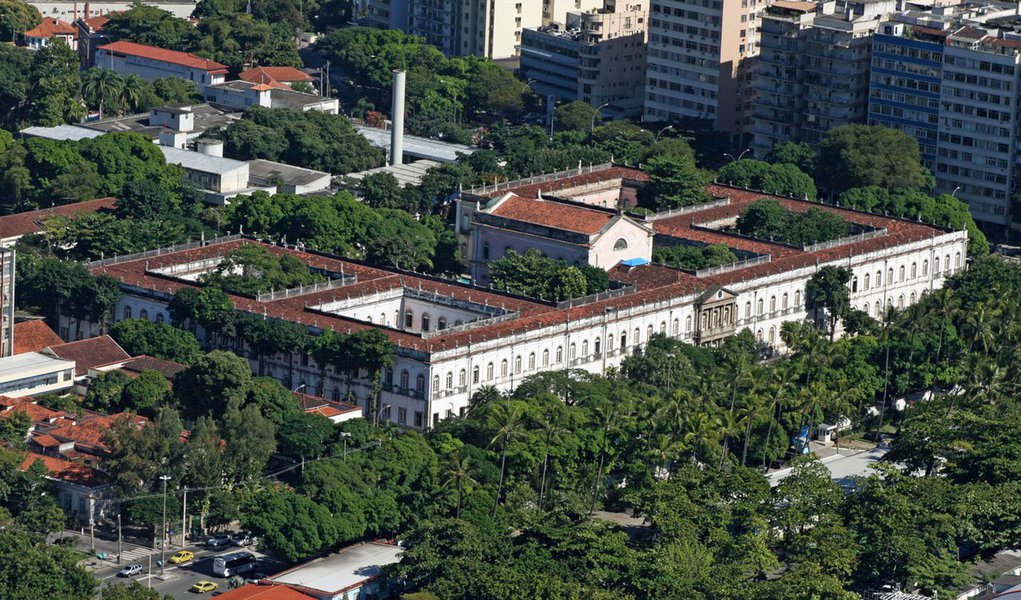 Uma tentativa de assalto nas proximidades do campus da Praia Vermelha da Universidade Federal do Rio de Janeiro (UFRJ), em Botafogo, Zona Sul do Rio, resultou na morte do estudante de Biologia Alex Schomaquer, de 23 anos; ele saía da escola de Comunicação quando foi abordado por criminosos; Alex teria reagido e acabou baleado.