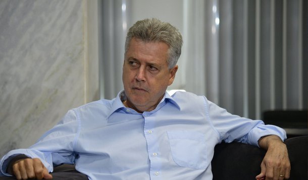 O governo do Distrito Federal decretou situação de emergência no setor de saúde; o anúncio foi feito pelo governador Rodrigo Rollemberg (PSB); o GDF prevê um gasto de R$ 3,7 bilhões na área; também já foi definido que  governo acionará a Justiça para decretar a ilegalidade da paralisação dos médicos, que completa amanhã cinco dias; a situação de emergência prevê maior facilidade na compra de medicamentos e permite requisitar profissionais da área de saúde do Corpo de Bombeiros e da Polícia