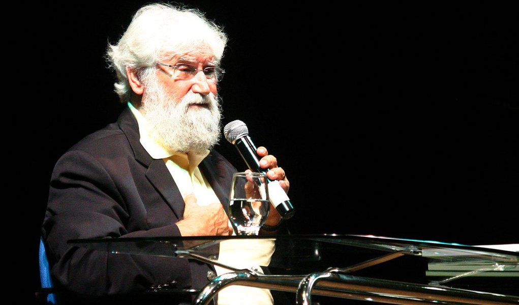 Em entrevista à Carta Maior, o teólogo Leonardo Boff fala sobre o significado do Fórum Social Mundial, que se realiza em Túnis; "Representa o inverso do sistema globalizado. Já não se trata de resignação, mas de ação contrária e de uma mostra da insatisfação de grande parte da humanidade diante do curso atual do mundo. Assim não se pode continuar. Temos que projetar novos sonhos e utopias, e articular alternativas viáveis se quisermos sobreviver como civilização e como espécie. O sistema e a cultura do capital são homicidas, “biocidas”, “ecocicas” e genocidas", diz ele