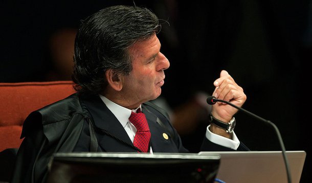 Ministro Luiz Fux descartou acusações em “delação premiada” do ex-diretor da divisão de transporte da Siemens, Everton Rheinheimer, que declarou que agentes públicos recebiam propinas de multinacionais; relatório aponta que, ‘apesar da citação, não havia menção direta aos parlamentares do PSDB e do DEM’; leia mais na análise de Luiz Orlando Carneiro, divulgada pelo Tijolaço