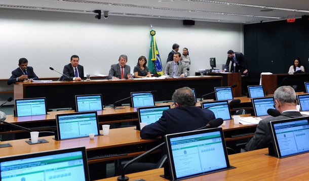 O governo deverá enviar ao Congresso Nacional, nos próximos dias, projeto alterando a meta de superavit primário para este ano; proposta será examinada na Comissão Mista de Orçamento (CMO), e a expectativa é que ela enfrente dificuldade; a oposição já avisou que vai trabalhar para que o projeto não seja aprovado
