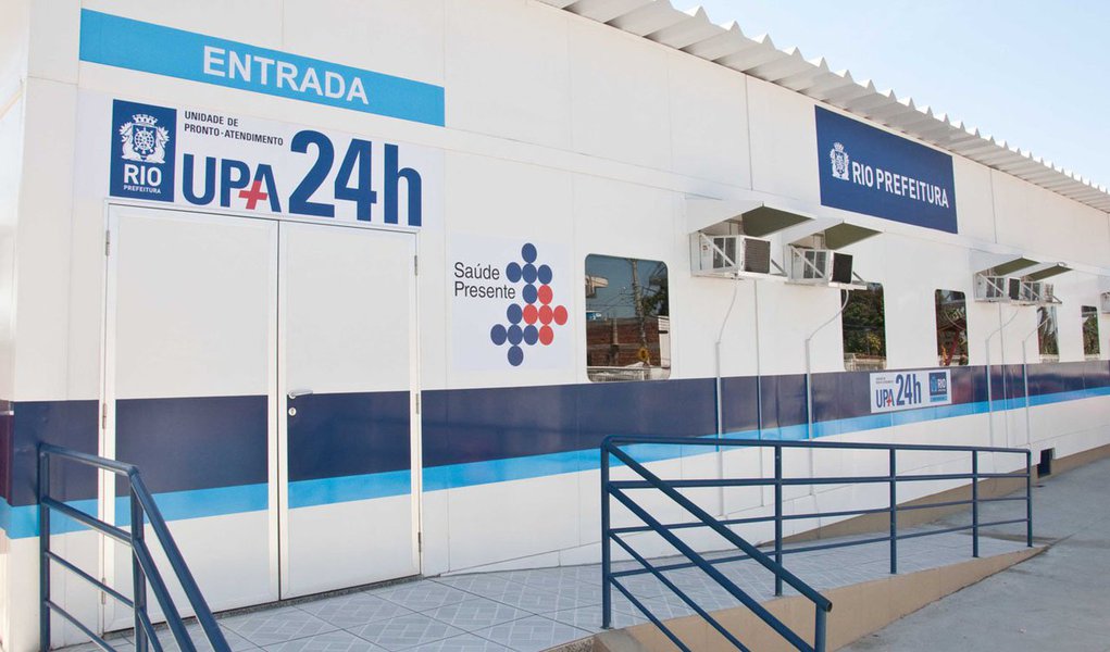 O MP-RJ revelou que o Executivo municipal paga por médicos fantasmas em pelo menos duas UPAs administradas pelo Instituto de Atenção Básica e Avançada à Saúde (Iabas), uma na Vila Kennedy e outra na Cidade de Deus, Zona Oeste; segundo as investigações, em junho, dado mais recente disponível, o município pagou por 173 médicos que sequer estavam contratados pelo Iabas; o ministério apontou, ainda, que cada UPA deveria ter 215 médicos; no entanto, uma planilha fornecida pelo Iabas atesta que na Vila Kennedy, havia 133 médicos contratados e, na Cidade de Deus, 124; o MP ingressou na Justiça com uma ação civil pública