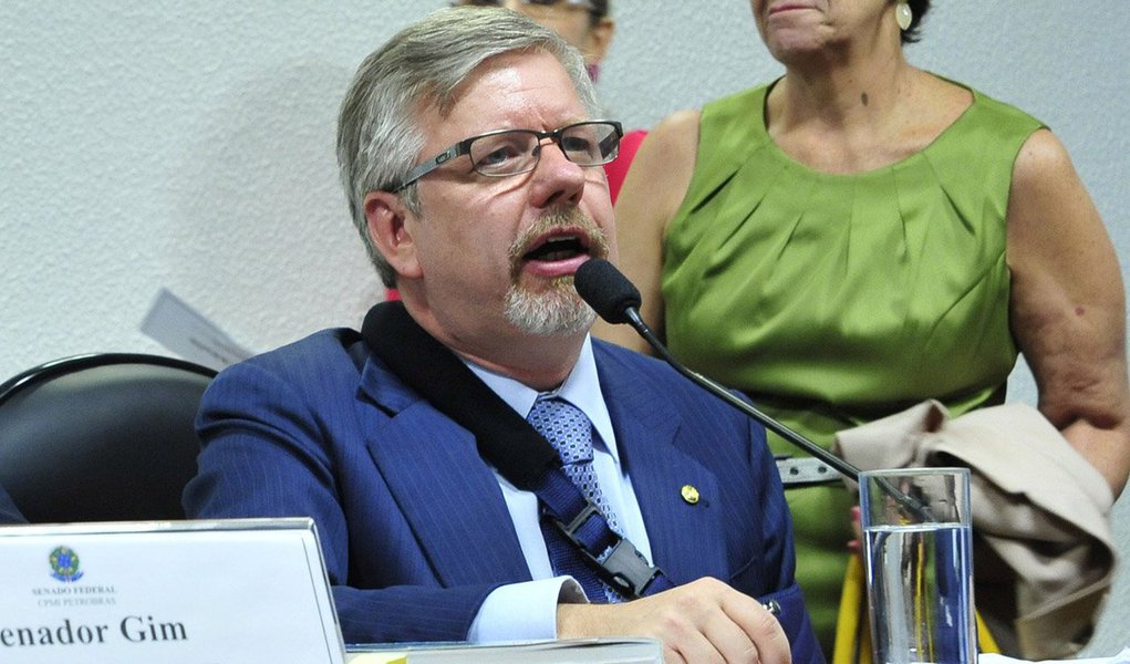 Depois de aguardar por mais de uma hora a abertura da reunião e mais 30 minutos discutindo questões regimentais, deputados e senadores da CPMI da Petrobras aprovaram por 19 votos a 8 o novo relatório do deputado Marco Maia (PT-RS); no novo texto, Maia incluiu o pedido de indiciamento de 52 pessoas