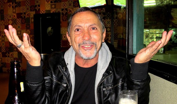 Autor de cinco livros, um deles com mais de 15 mil exemplares vendidos, Luiz Alberto Mendes, 63 anos, passou metade da vida na prisão. E, apesar de já ter saído da cadeia há 11 anos e de contribuir com textos para uma revista de grande circulação, ele conta que nunca conseguiu um emprego com carteira assinada; "O perfil do presidiário é o mesmo da pessoa pobre que vive em favela, em situação precária. Apenas as opções são diferentes. As pessoas aqui fora acham que o governo vai abrigar, arrumar trabalho, dar uma estrutura. Vai nada. Não há nada mais elucidativo sobre a necessidade de dar oportunidade a essas pessoas do que se você não der emprego, ela não terá outra opção do que voltar ao crime”, diz ele