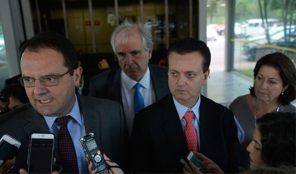 O governo retomou as negociações com o setor de construção civil para iniciar neste ano, mesmo com o ajuste fiscal, a terceira etapa do programa Minha Casa, Minha Vida; a meta da terceira fase do programa está mantida em 3 milhões de casas contratadas até 2018; o governo discute agora quando esse cronograma deve começar, dado o apertado espaço fiscal para os novos subsídios que estão nos planos; segundo o ministro Nelson Barbosa, a terceira fase do programa será lançada ainda em 2015 e irá "crescendo ao longo dos anos"; será criada uma faixa intermediária de renda para ampliar o número de beneficiários