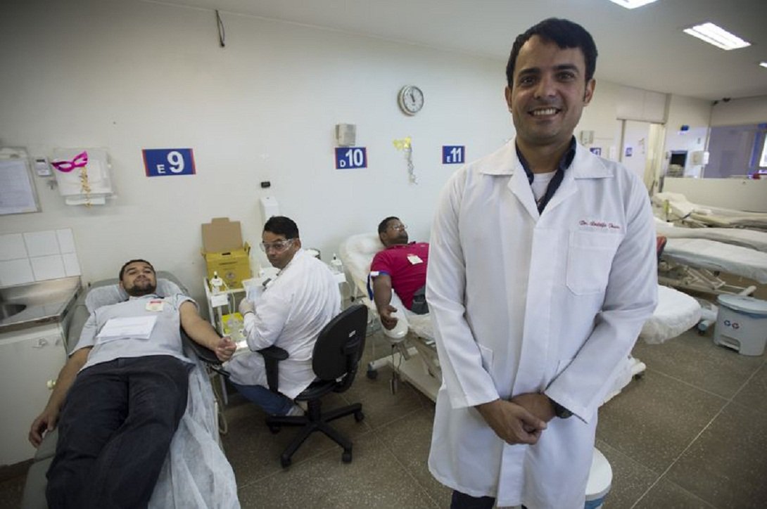 Gerente de doações do Hemocentro de Brasília, Rodolfo Duarte, disse que na semana anterior ao carnaval houve muita doação de sangue na unidade; mesmo sem o balanço mensal fechado, Duarte conta que o período bateu recorde de atendimento; “Foi a semana pré-carnaval com maior procura de doadores na história do Hemocentro. A população de Brasília realmente atendeu ao chamado e compareceu para fazer as doações”; ele destaca que a participação dos brasilienses trouxe tranquilidade ao hemocentro de ter um estoque satisfatório e fazer o atendimento de 100% das demandas