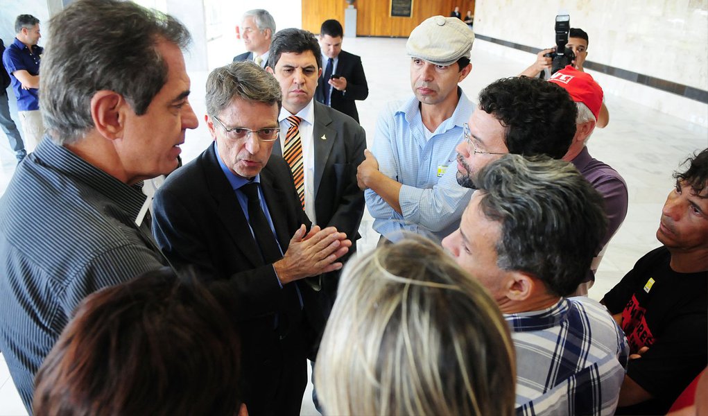 O governo se reúne nesta segunda-feira (19), no Palácio do Buriti, com representantes de entidades sindicais dos trabalhadores da educação do Distrito Federal; na ocasião, será discutido o pagamento dos benefícios atrasados de 2014 como horas extras, 13º salário e férias, entre outros