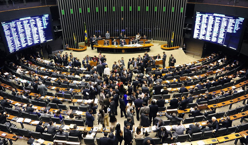 A Câmara dos Deputados vai instalar nesta quarta-feira (8) a comissão especial que vai analisar a Proposta de Emenda à Constituição 171/93, cujo texto reduz a maioridade penal de 18 anos para 16 anos; a proposta teve a admissibilidade aprovada pela Comissão de Constituição e Justiça e de Cidadania na semana passada, em meio a discussões e protestos; serão eleitos o presidente e os vice-presidentes; o colegiado será formado por 26 titulares e 26 suplentes
