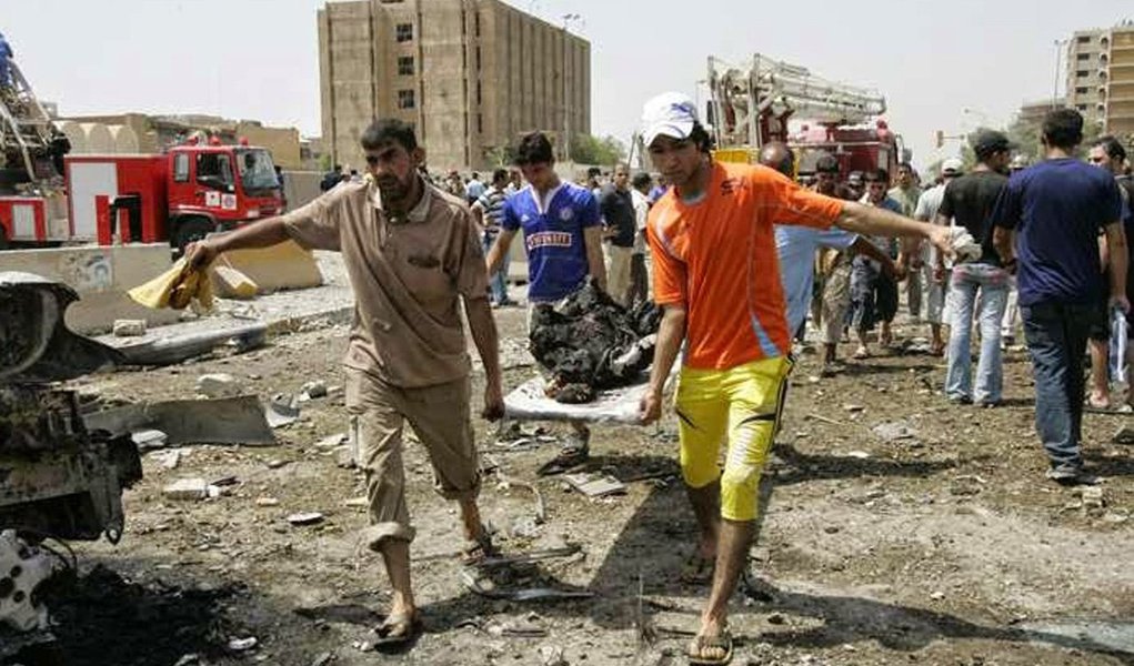 Um carro-bomba cujo alvo eram peregrinos xiitas matou 12 pessoas em Bagdá neste domingo, 2, informaram fontes da polícia e do hospital; Iraque está se prevendo para mais ataques contra xiitas, que estão se preparando para o festival religioso de Ashura, um evento que define o xiismo e seu rompimento com o islamismo sunita; nível de violência este ano pode ser especialmente alto por causa da presença de militantes do Estado Islâmico no Iraque. O grupo ultrarradical acredita que os xiitas são infiéis e que merecem ser mortos